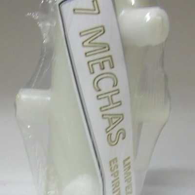 Vela branca com etiqueta '7 MECHAS LIMPEZA ESPIRITUAL'