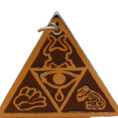 Chaveiro triangular com símbolos em relevo castanho e amarelo