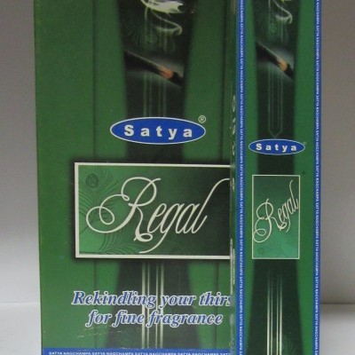 Embalagens verdes de incenso Satya Regal com texto e padrão de fumaça