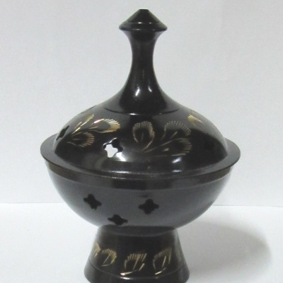 Recipiente preto de cerâmica com decoração dourada e tampa