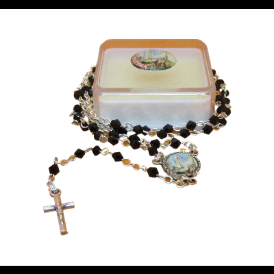 Colar com crucifixo em metal com contas pretas e medalha colorida num estojo branco