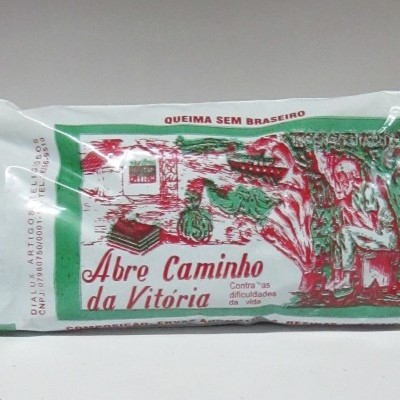 Saco branco com carvão vegetal e texto em verde e vermelho