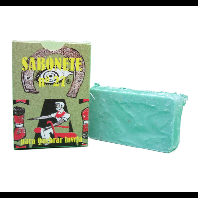 Sabonete verde e embalagem com texto em amarelo e branco e ilustração de pessoa com chapéu preto