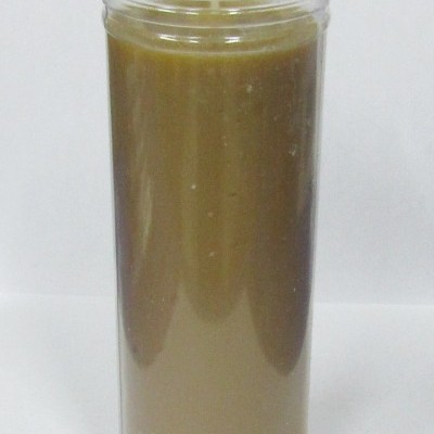 Vela marrom em copo plástico cilíndrico transparente