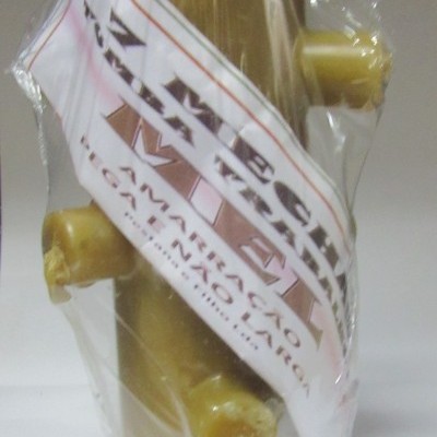 Vela artesanal amarela cilíndrica com quatro saliências, embalada em plástico com etiqueta etiqueta branca