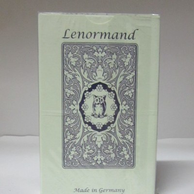 Caixa de cartas Lenormand com estampado roxo e texto em branco