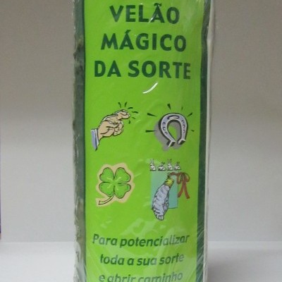 Vela verde com rótulo de sorte e símbolos de sorte em fundo branco