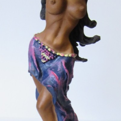 Estátua decorativa de mulher com saia azul e rosa e placa POMBAGIRA