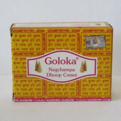 Embalagem amarela com texto vermelho Goloka Nagchampa Dhoop Cones e selo holográfico