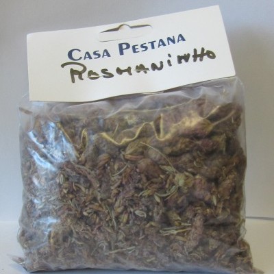 Saco com pétalas de flores secas e etiqueta da Casa Pestana com texto Rosmaninho