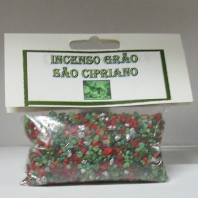 Pacote de incenso grão São Cipriano com grãos vermelhos e verdes embalados em saco plástico.