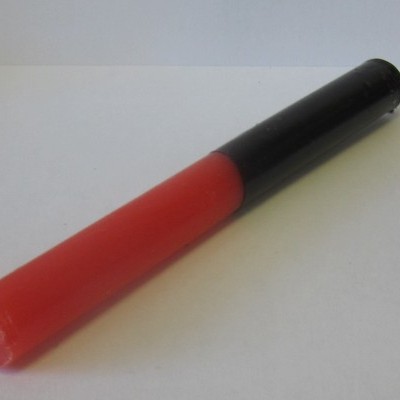 Vela longa bicolor vermelha e preta sobre fundo branco