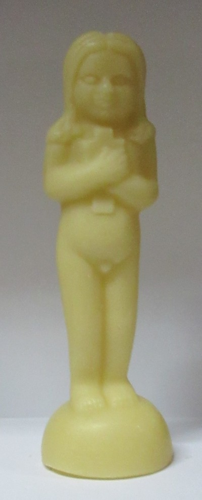 Menina em cera com cruz