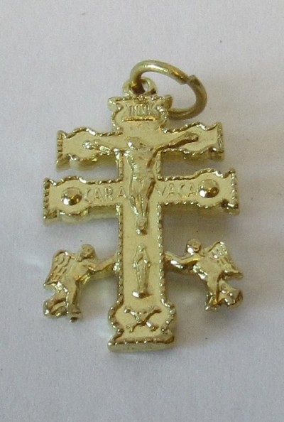 Pendente crucifixo dourado com texto 'INRI' e pequenas figuras de anjos