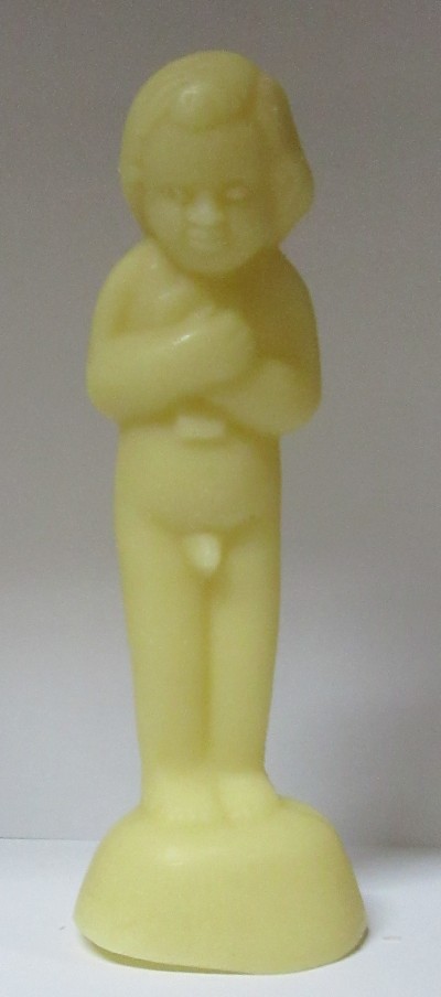 Menino em cera com cruz