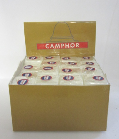 Sabonetes brancos embalados individualmente na caixa amarela com rótulo CAMPHOR