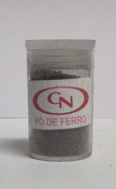 Frasco de pó de ferro em plástico transparente com etiqueta e tampa branca