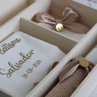 Kit de batismo em caixa de madeira com pano branco e laço rosa