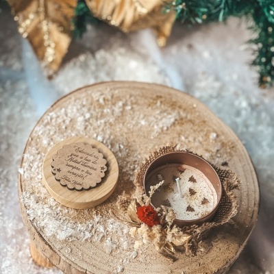 Vela decorativa de Natal com tampa de madeira e texto em português sobre base de madeira