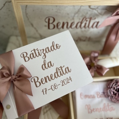 Caixa de presente de batizado com cartão e decoração rosa e branca
