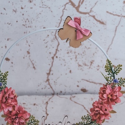 Aro decorativo com flores, borboleta de madeira e palavra Auxiliar em base de madeira