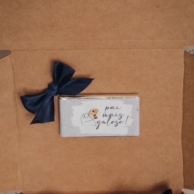 Caixa de oferta com chocolates e laço azul escuro