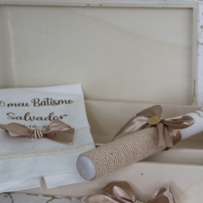 Conjunto para batismo com toalha bordada, vela decorada e concha com fita e medalha