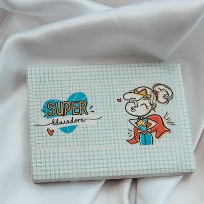 Caixa com desenho e texto SUPER educador em fundo de tecido branco
