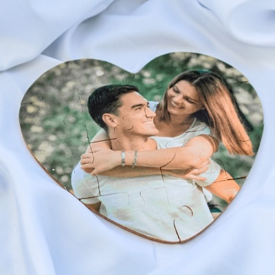 Base de madeira em formato de coração com fotografia de casal