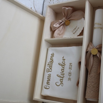 Caixa de batismo com toalha bordada, rolo com fita e saquinho cor de rosa