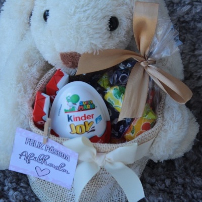 Urso de peluche com saco de doces e ovo Kinder Joy