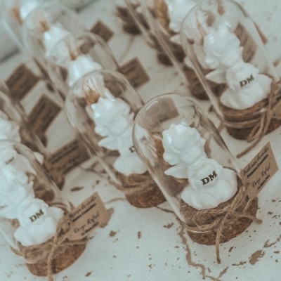 Lembrança anjo campanula com inicial castanho