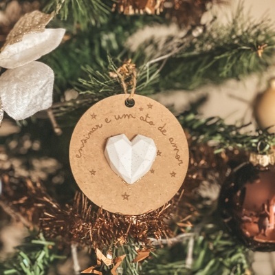 Postal com bola ensinar é um ato de amor