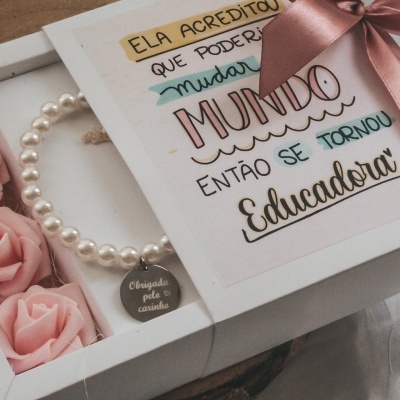 Caixa "Ela acreditou que poderia mudar o mundo"