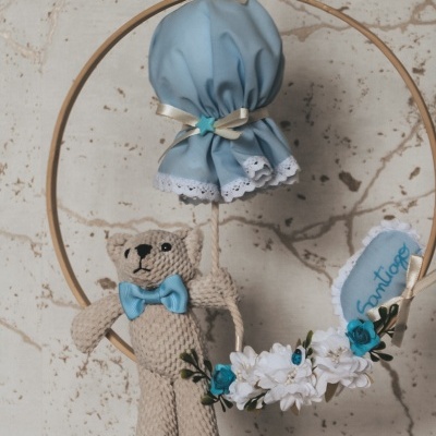 Guirlanda decorativa com ursinho de croché e balão de tecido azul
