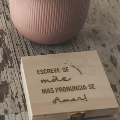 Caixa "escreve-se mãe.."
