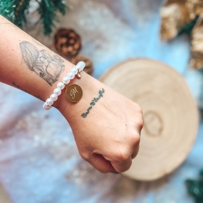 Pulseira inicial dourada