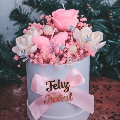 Caixinha com flores e velas rosa