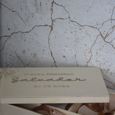 Caixa de madeira branca decorada para batismo com nome Salvador e data 31 08 2024, com fitas cor de rosa no interior.