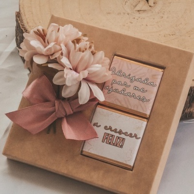 Caixinha com duas napolitanas e ramo