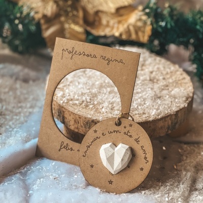 Postal com bola ensinar é um ato de amor