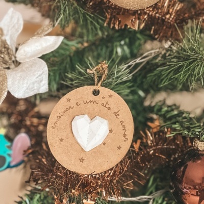 Postal com bola ensinar é um ato de amor