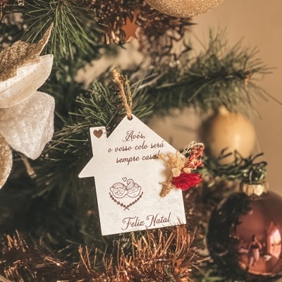 Etiqueta decorativa de Natal em forma de casa com mensagem para avós pendurada em árvore de Natal