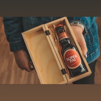Caixa de madeira com garrafa de cerveja 'SUPER PAI'