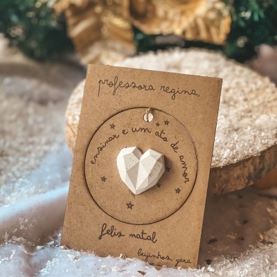 Postal com bola ensinar é um ato de amor