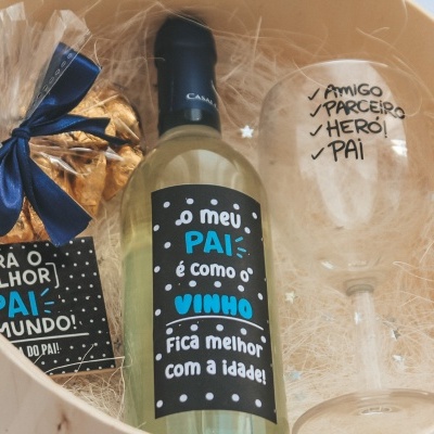 Conjunto de presente com garrafa de vinho branco, copo de vidro e pacote de bolachas com etiquetas para o Dia do Pai
