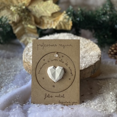 Postal com bola ensinar é um ato de amor