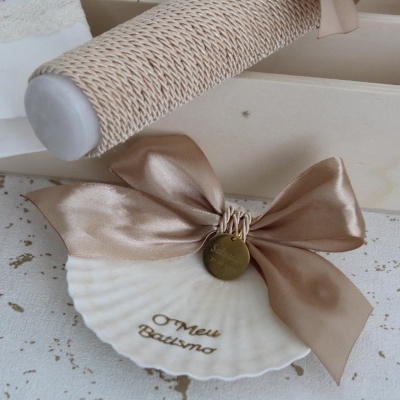 Concha branca decorativa com fita de cetim bege e texto 'O Meu Batismo'
