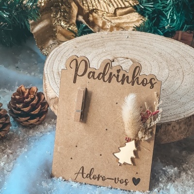 Cartão decorativo Padrinhos com prendedor de madeira e decoração natural sobre neve artificial e tronco de madeira.