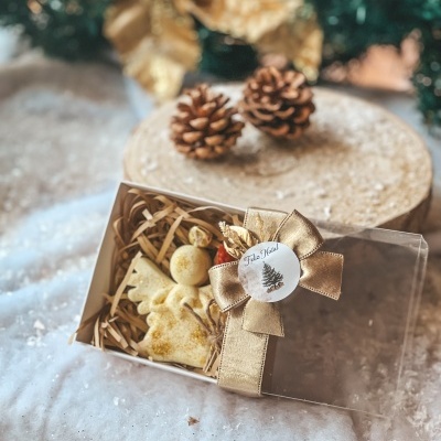 Caixa de bolachas decoradas para Natal com fita dourada e etiqueta Feliz Natal